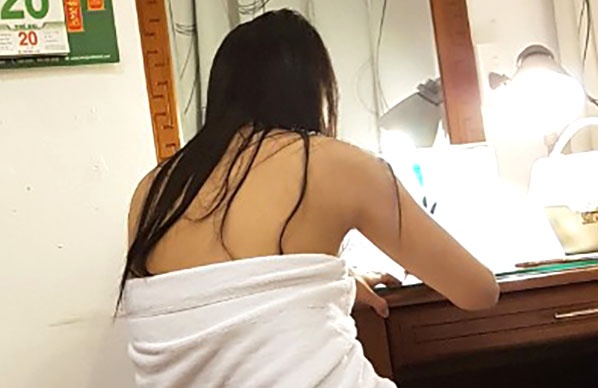 Nu tiep vien nha hang ban dam cho khach o Sai Gon hinh anh