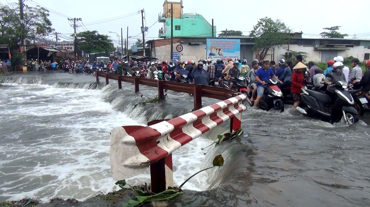 Tim thay thanh nien bi nuoc cuon trong dem mua ky luc o Sai Gon hinh anh