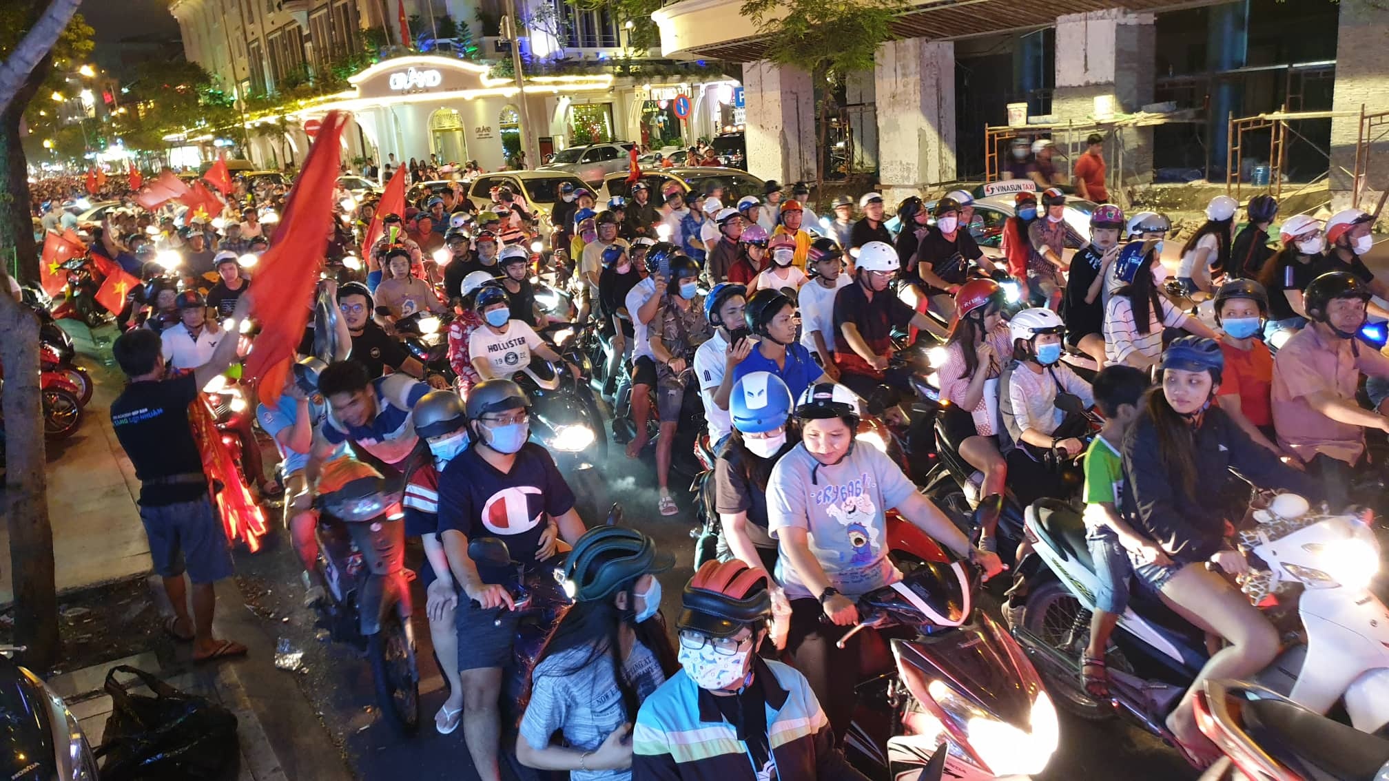 Xu ly 55 nguoi ‘bao’ o Sai Gon dem qua hinh anh