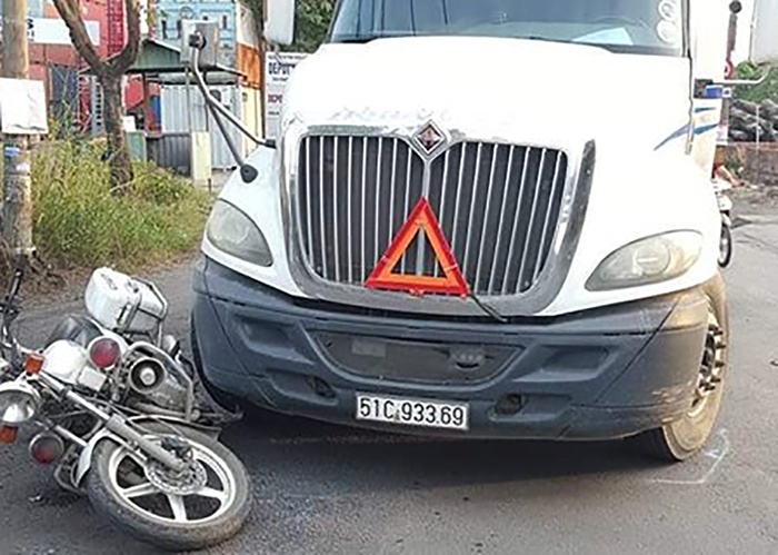 Tai xe 9X lai oto dau keo tong xe canh sat giao thong o Sai Gon hinh anh