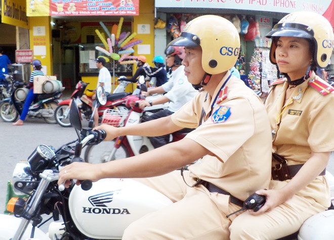 Tang cuong nu canh sat dieu tiet giao thong Sai Gon dem nay hinh anh