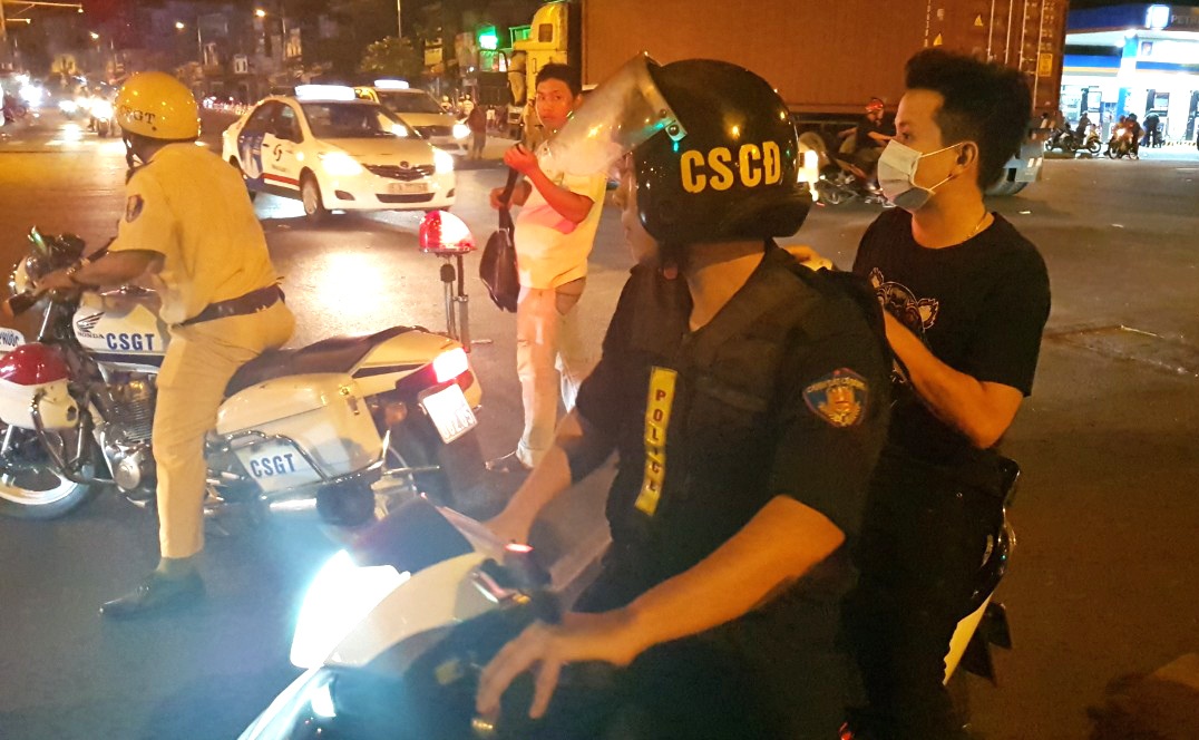 Canh sat trang dem xu ly 78 nguoi 'di bao' o Sai Gon hinh anh