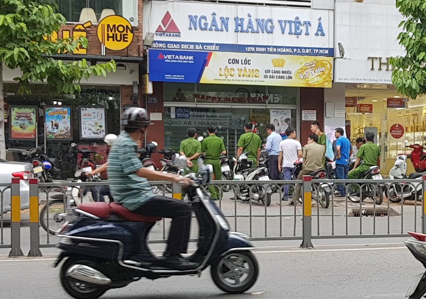 Vu cuop tai ngan hang Viet A o Sai Gon dien ra trong 3 phut hinh anh