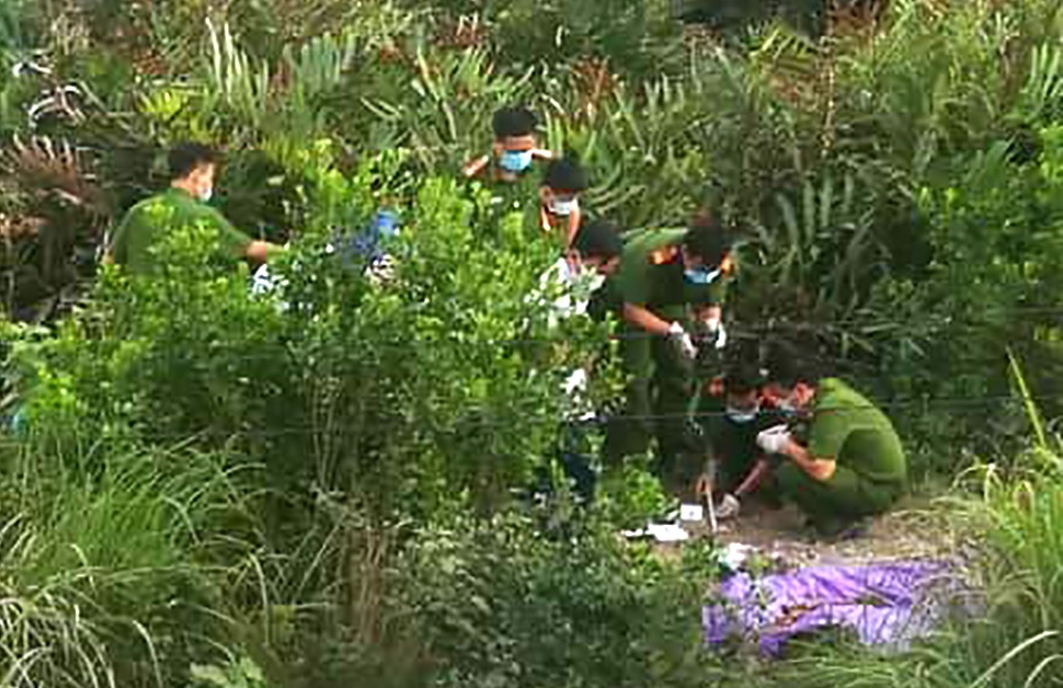 Thi the nguoi dang ong dang phan huy trong bui ram o Sai Gon hinh anh