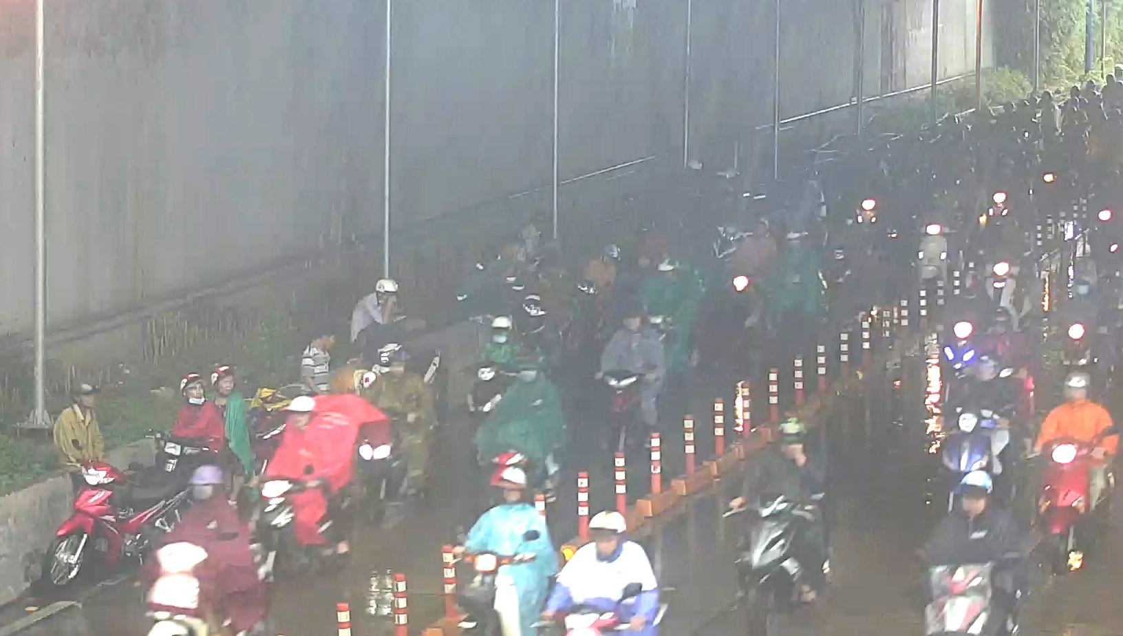 Nguoi dan vo tu tru mua, gay ach tac ham Thu Thiem hinh anh