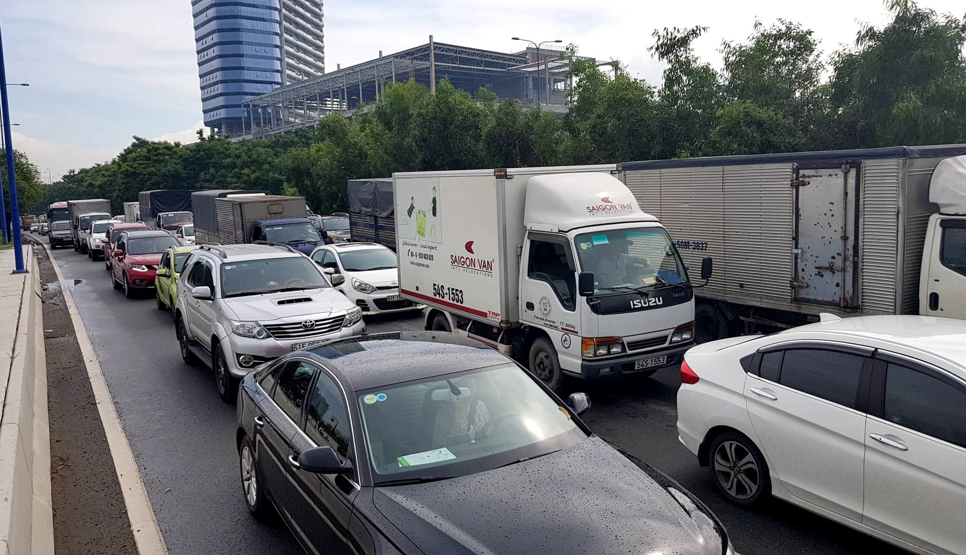 ôtô nối đuôi ở hầm thủ thiêm ảnh 1 oto noi duoi o ham thu thiem anh 1