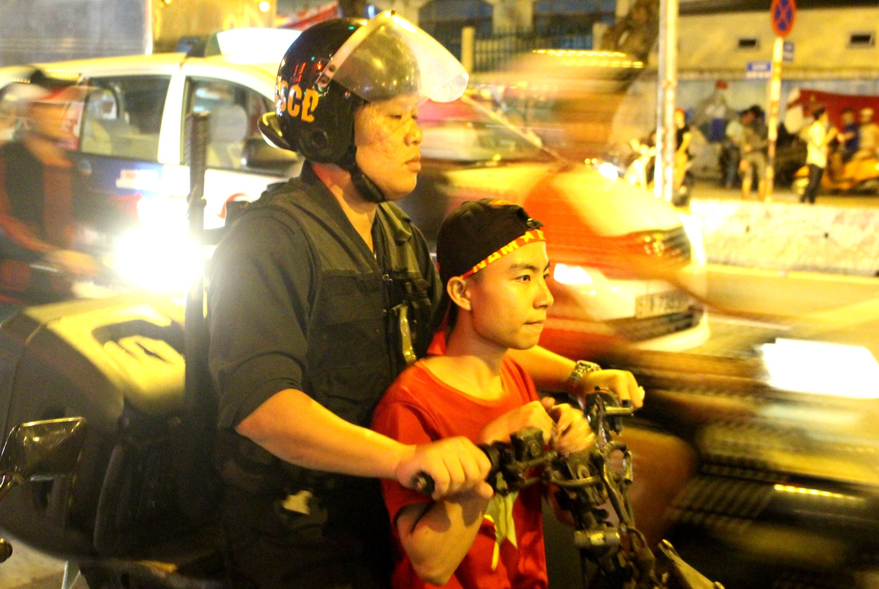 Tam giu 64 xe may ‘di bao’ o Sai Gon sau tran hoa cua tuyen Viet Nam hinh anh