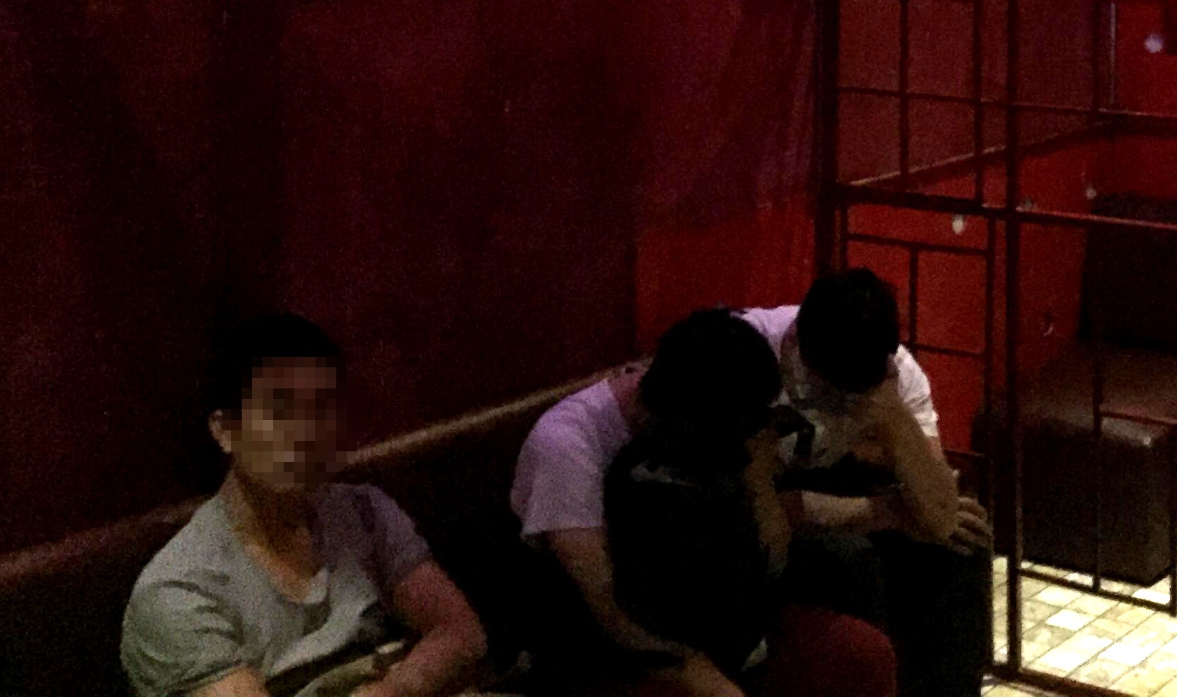 Gan 20 dan ong quan he tap the trong tiem goi dau o Sai Gon hinh anh