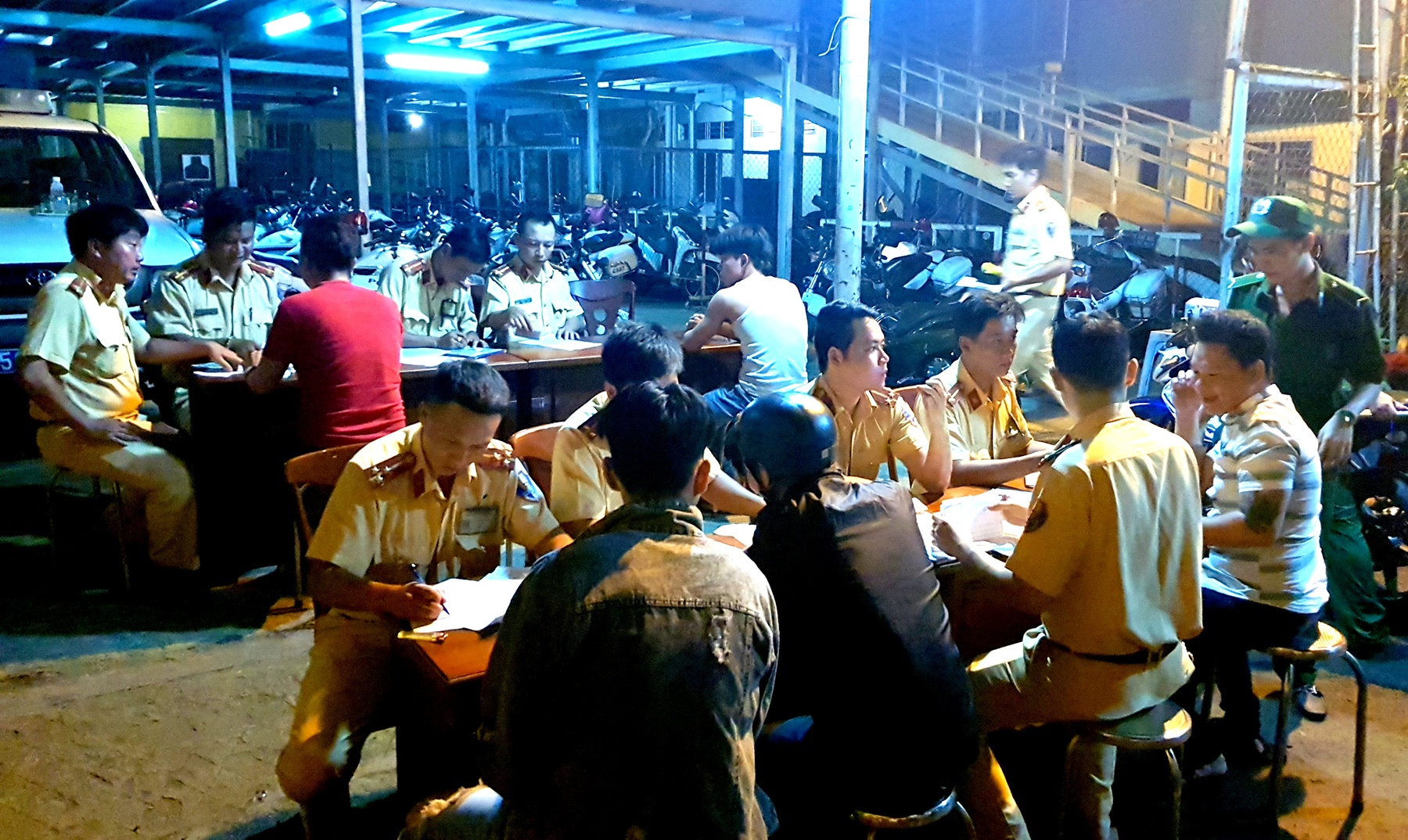 xu ly hang tram nguoi di bao anh 10