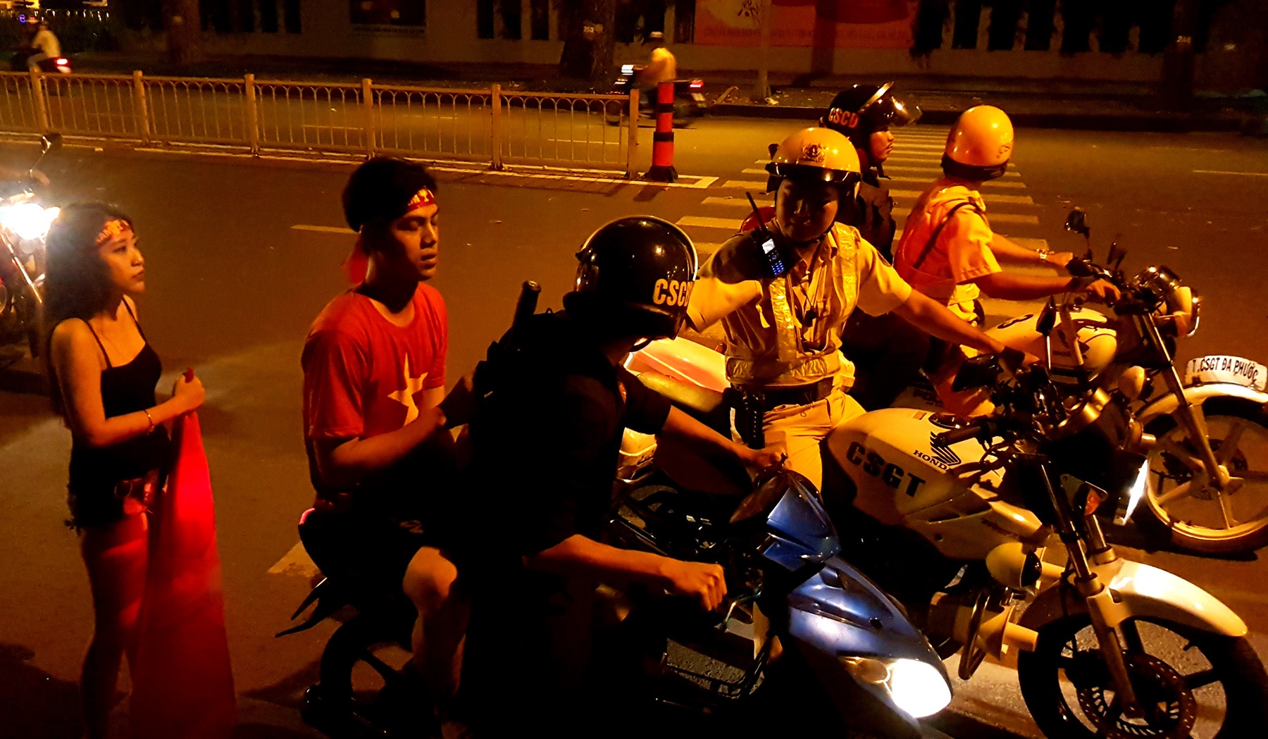 CSGT TP.HCM xu ly nguoi 'di bao' vi pham luat hinh anh