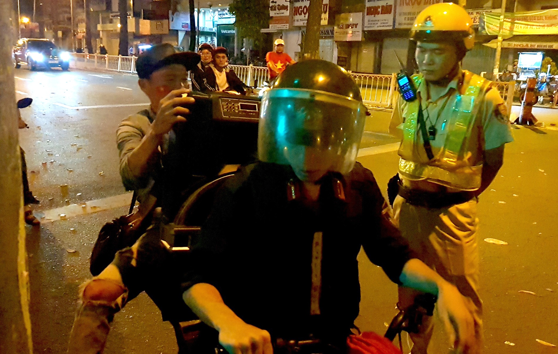 xu ly hang tram nguoi di bao anh 5