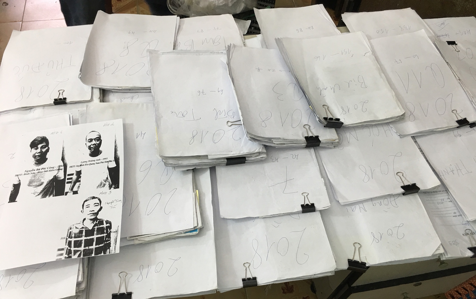 bat nhom nguoi cho vay nang lai anh 2