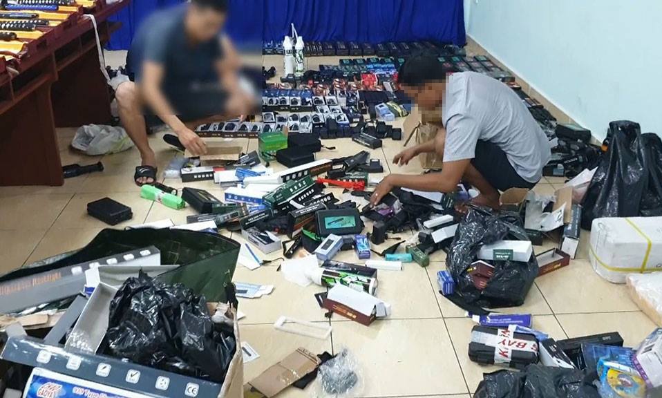 Hai 9X cam dau duong day buon ban vu khi o Sai Gon hinh anh