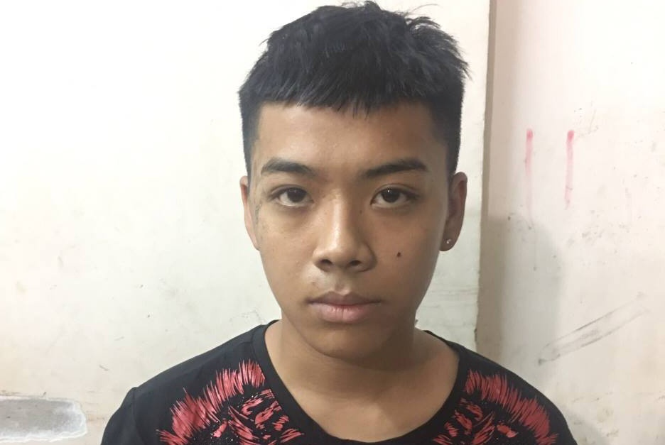 Bat thanh nien giat dien thoai cua du khach Han Quoc hinh anh