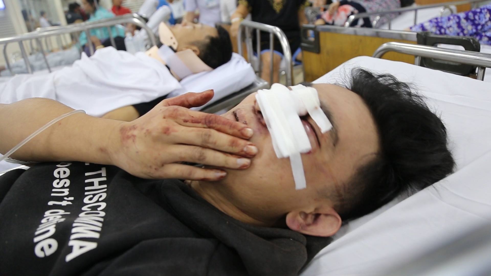 Xe dau keo container lao nhu song than, cuon hang chuc nguoi hinh anh