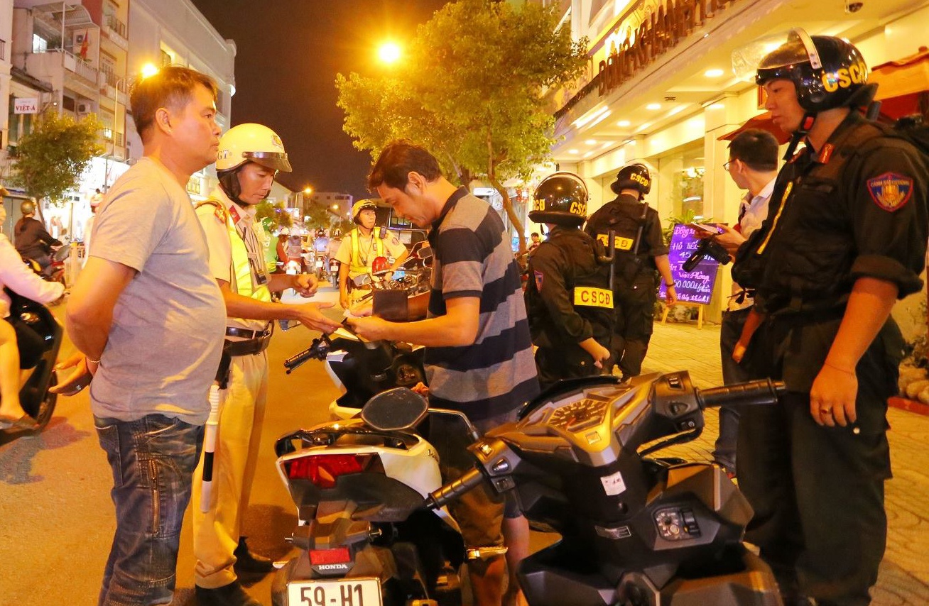 Luc luong 363 xu ly 89 truong hop vi pham dip dau nam hinh anh