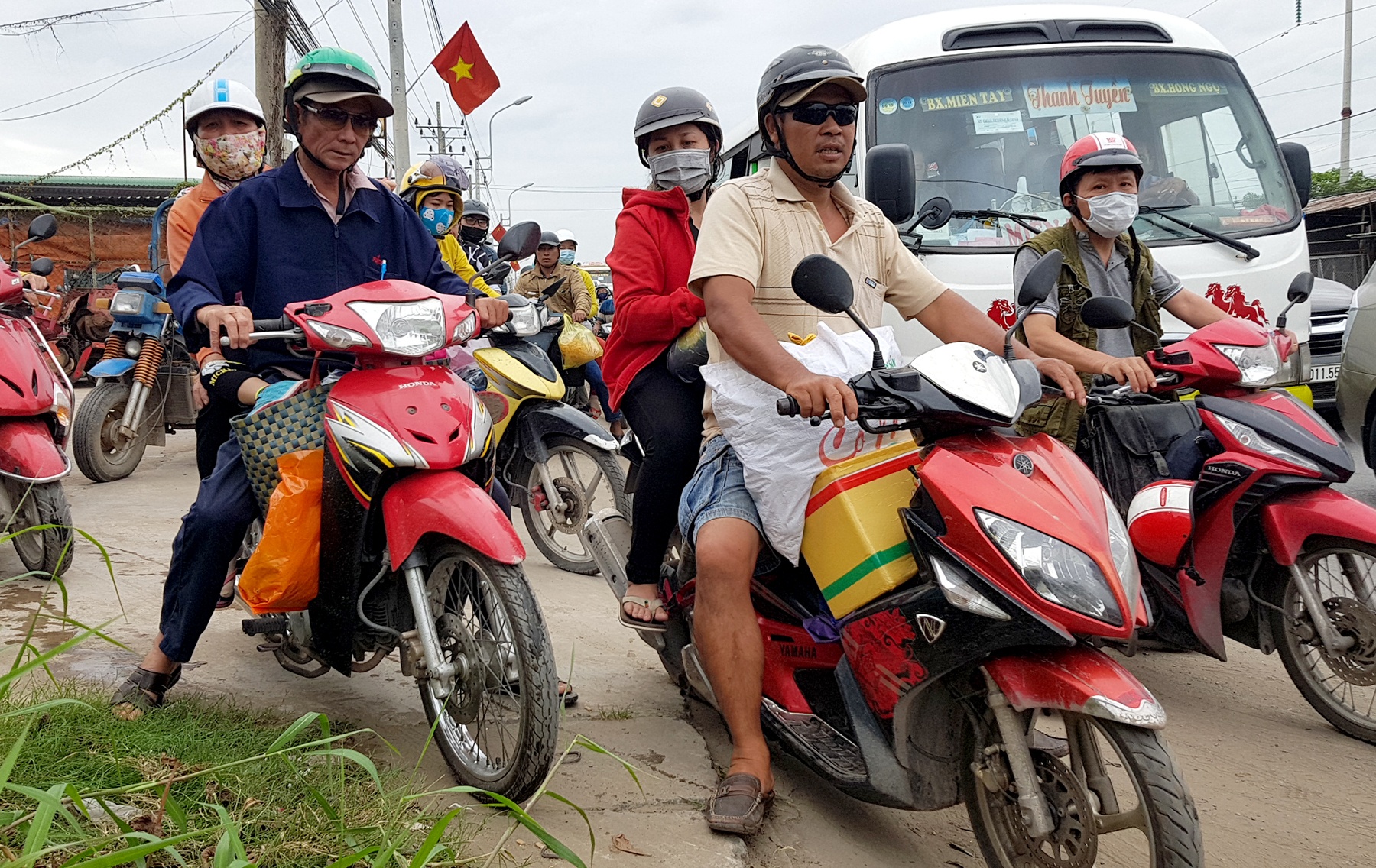 oto dan hang ngang tren quoc lo anh 3