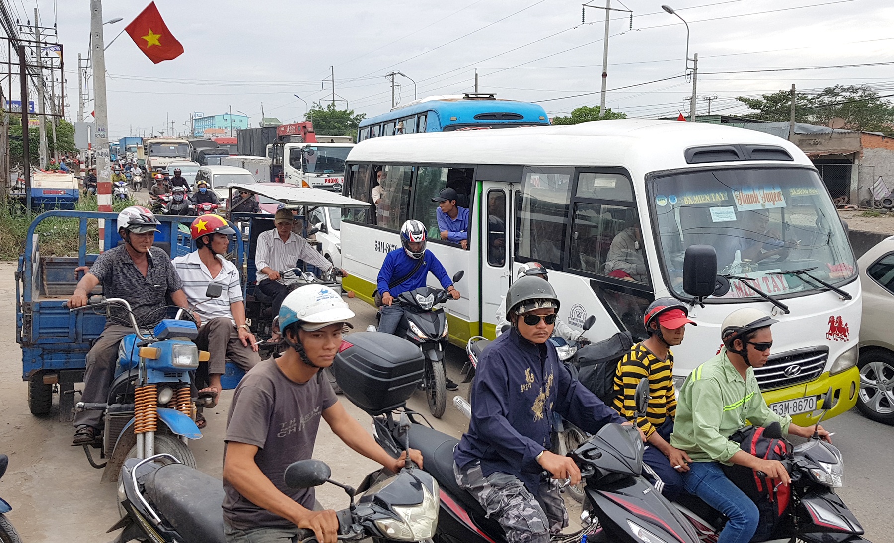 oto dan hang ngang tren quoc lo anh 1