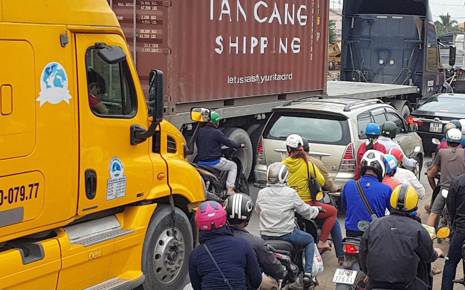 oto dan hang ngang tren quoc lo anh 6