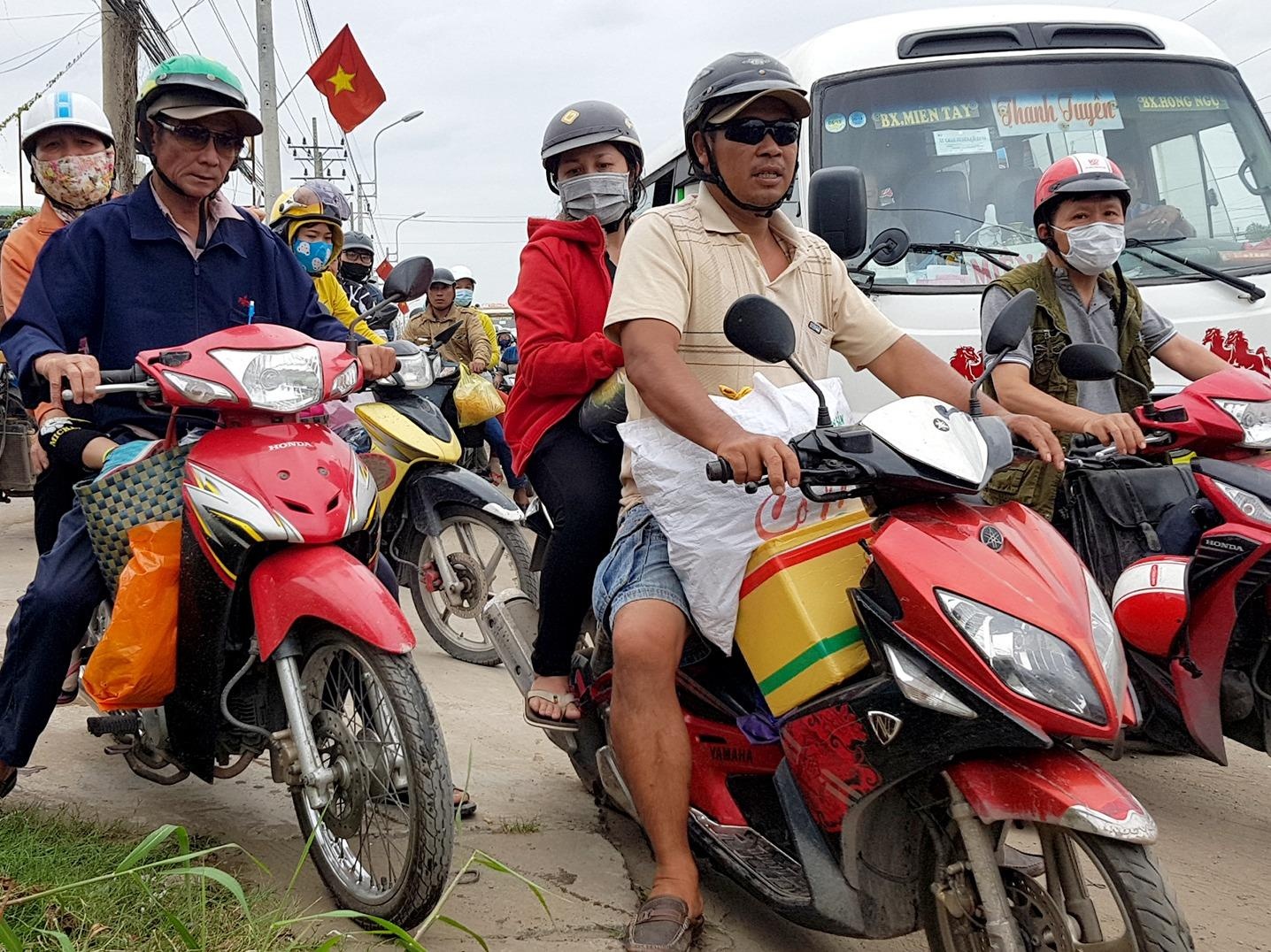 Oto dan hang ngang day xe may len via he gan noi tai nan 4 nguoi chet hinh anh