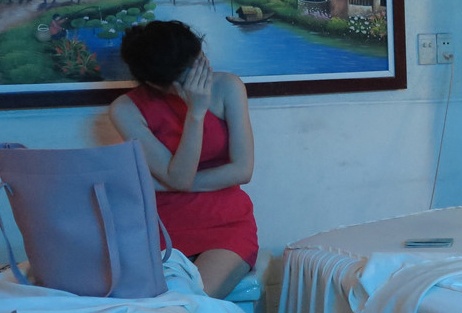 Bat qua tang nhan vien spa ban dam cho khach nuoc ngoai hinh anh