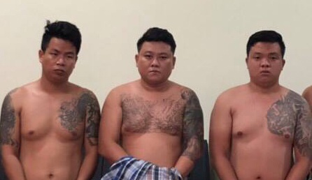 Canh sat vay bat bang cho vay nang lai khi vua xuong Tan Son Nhat hinh anh