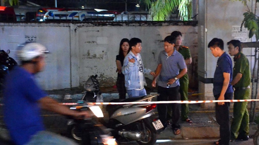 Bat 2 nghi can trong nhom truy sat 4 thanh nien o Sai Gon hinh anh