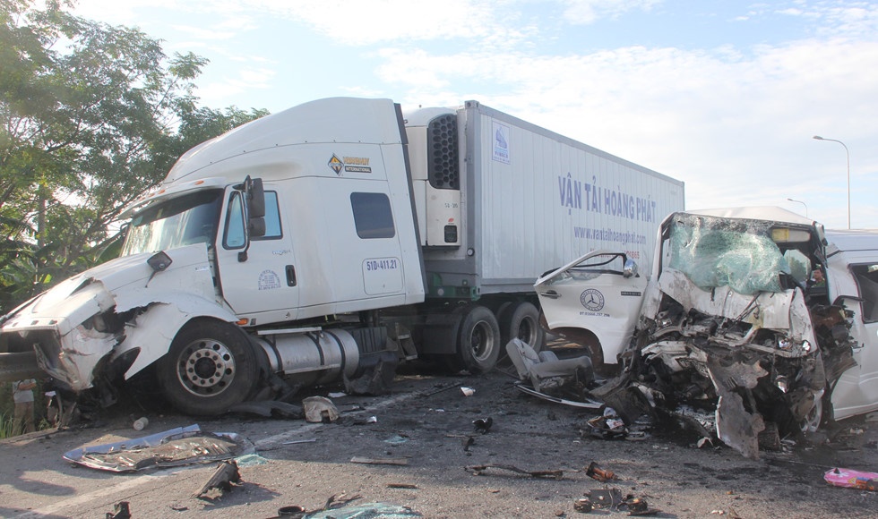 Tai xe lai xe tai chay bat chap lenh cam, khong so bi phat hinh anh