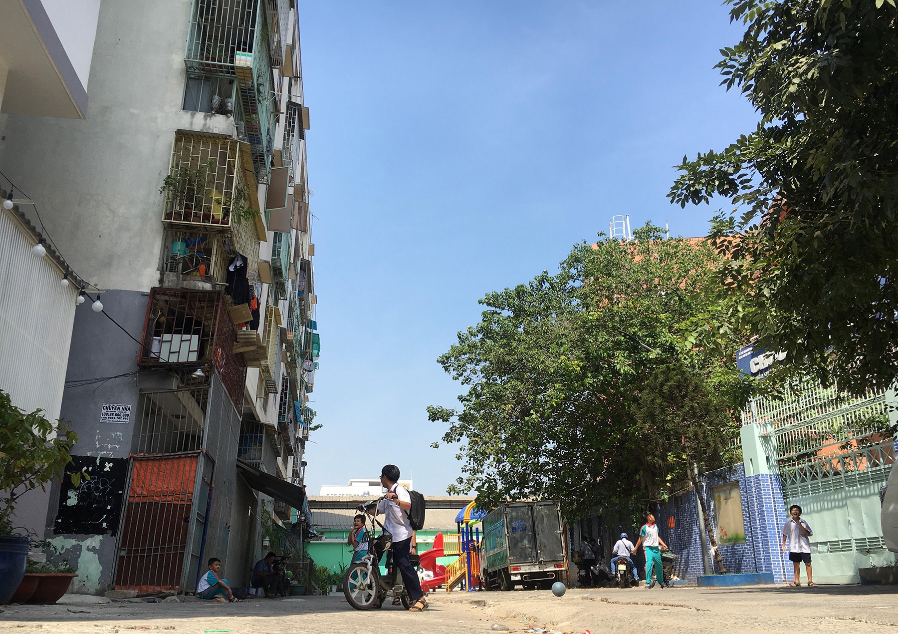 Yeu cau di dan khan cap khoi chung cu nghieng 45 cm o quan 1 hinh anh