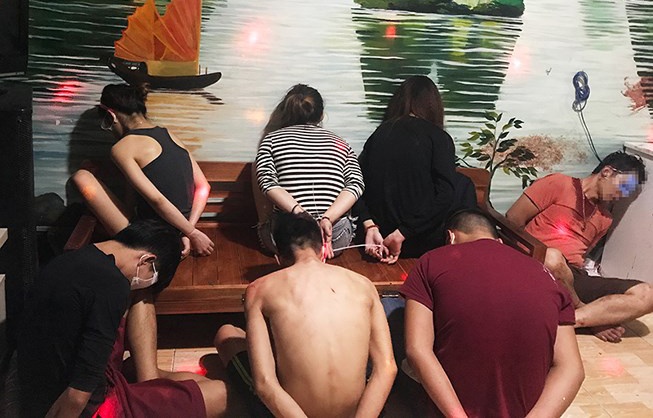 Cap vo chong to chuc 'tiec ma tuy' tai nha rieng o Sai Gon hinh anh