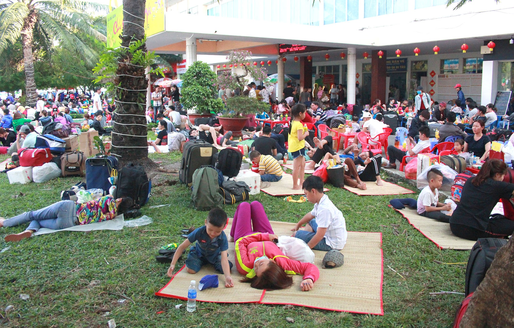 nam va vat o ga sai gon anh 1