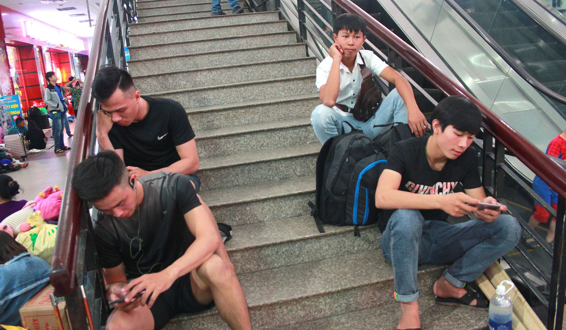 nam va vat o ga sai gon anh 5