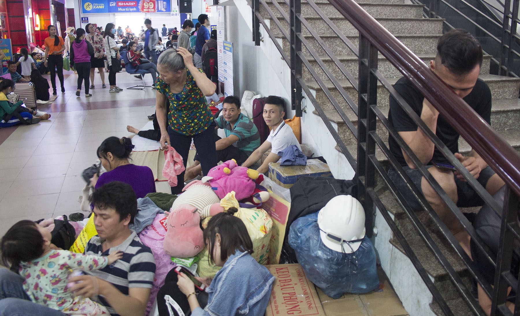 nam va vat o ga sai gon anh 4