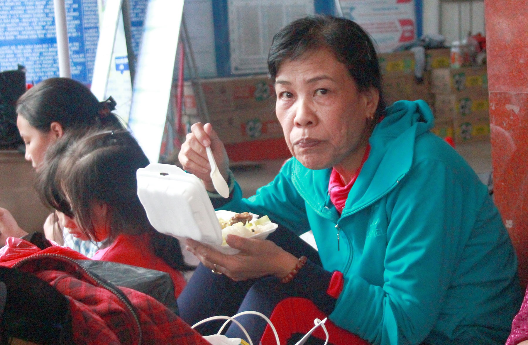 nam va vat o ga sai gon anh 6