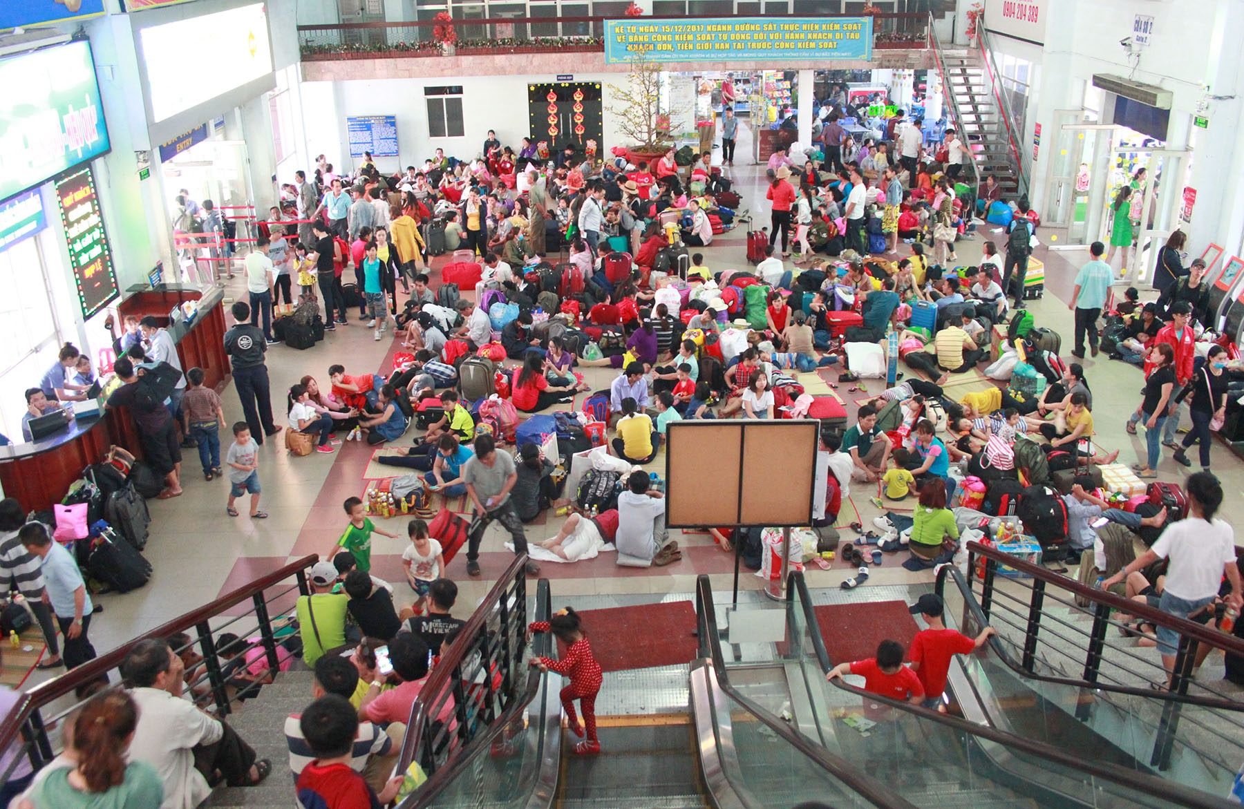 nam va vat o ga sai gon anh 3