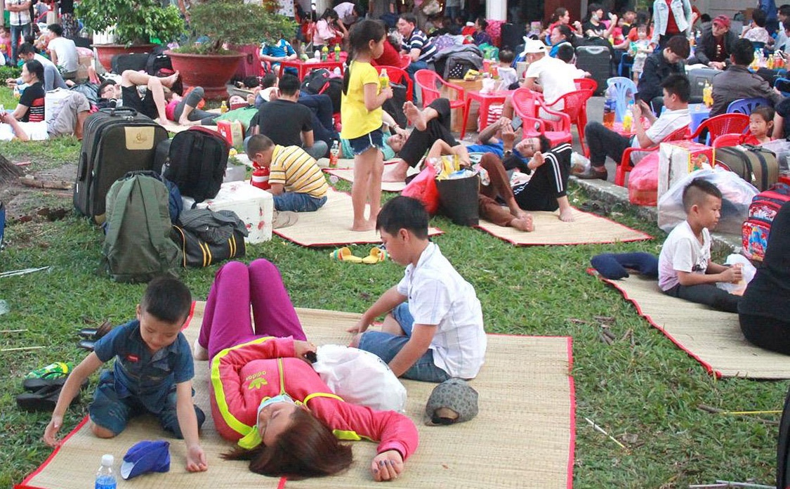 Nguoi dan trai chieu nam tran ga Sai Gon cho tau ve que an Tet hinh anh