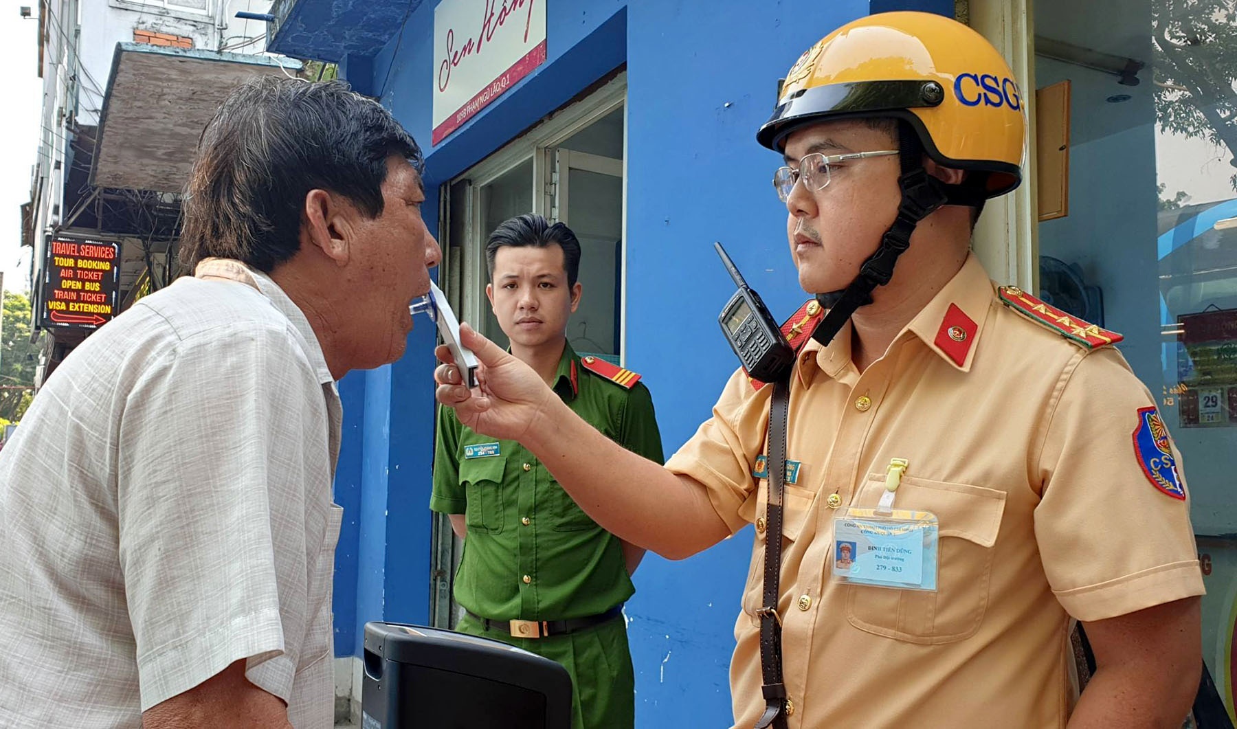 Tai xe bi kiem tra dinh ma tuy mung phat khoc khi duoc 'giai oan' hinh anh