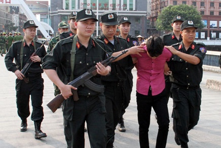 Canh sat no sung bat ten cuop 9X tren xa lo Ha Noi hinh anh