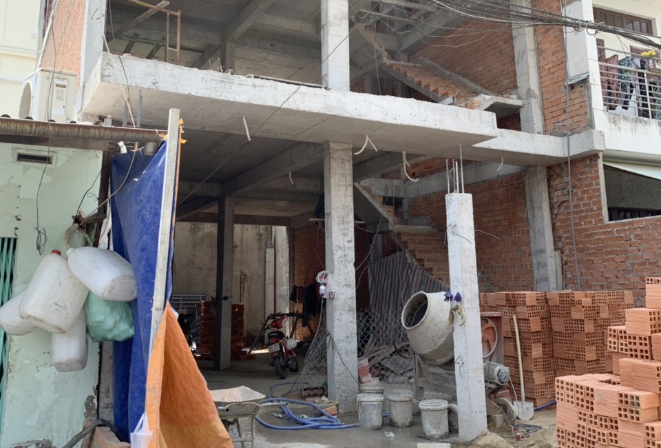 Nu cong nhan 61 tuoi chan thuong so nao khi roi cong trinh o Sai Gon hinh anh