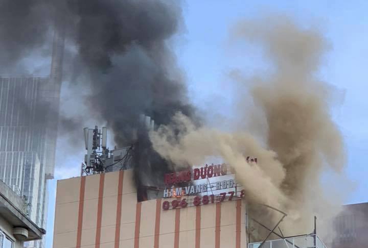 chay lon gan pho di bo nguyen hue anh 1