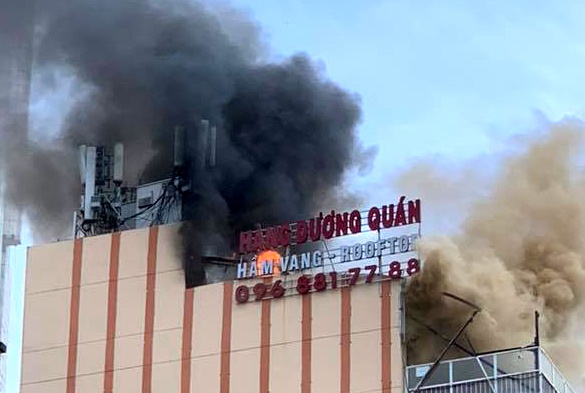 Nha hang gan pho di bo Nguyen Hue bi chay do han xi hinh anh