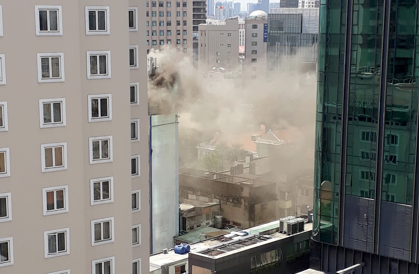 Canh sat dung xe thang chua chay toa nha gan pho di bo Nguyen Hue hinh anh