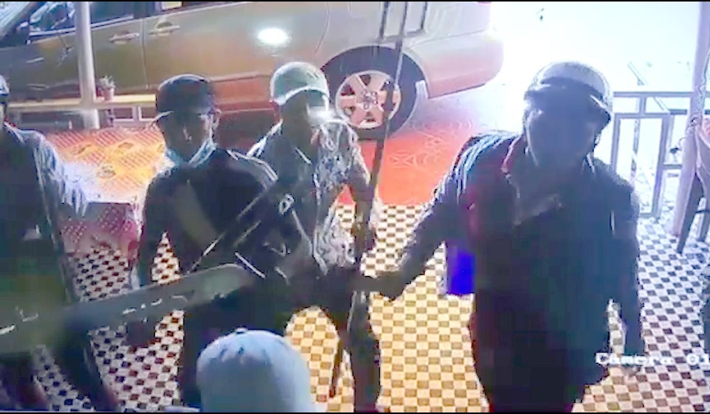 Con do chem nhan vien, doa giet gia dinh chu quan ca phe o Sai Gon hinh anh