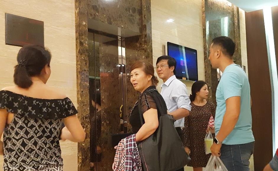 bé gái bị sàm sỡ trong thang máy ảnh 2 be gai bi sam so trong thang may anh 2