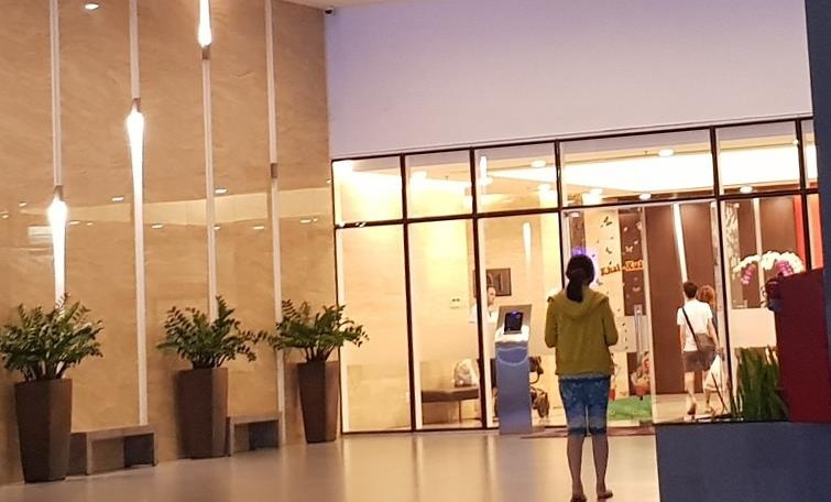 Be gai bi ga dan ong sam so trong thang may o Sai Gon hinh anh