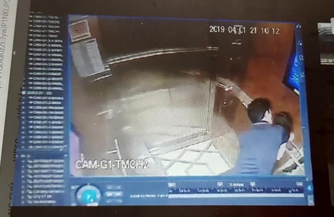 bé gái bị sàm sỡ trong thang máy ảnh 1 be gai bi sam so trong thang may anh 1