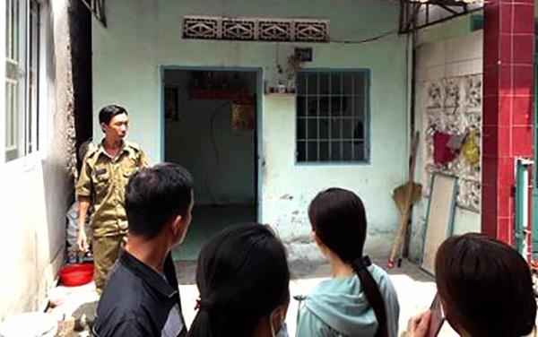 Nguoi dan ong bi dien giat chet khi don rac tren mai nha hinh anh