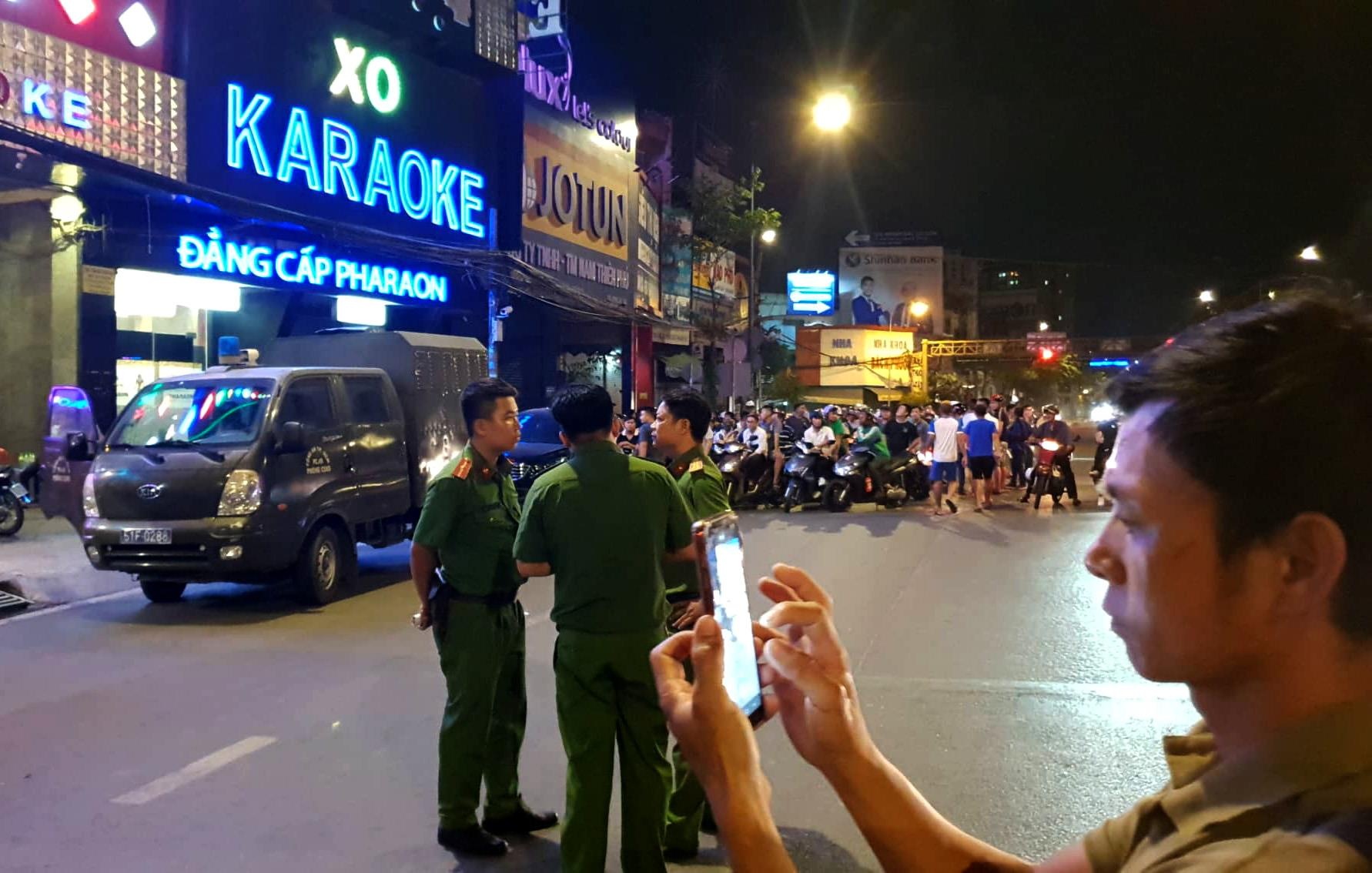 Nguoi dan thuc dem livestream cong an kham xet quan hat cua Phuc XO hinh anh