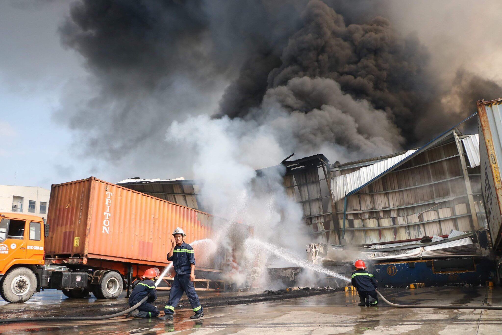 Lua bao trum kho chua go o khu cong nghiep Song Than hinh anh