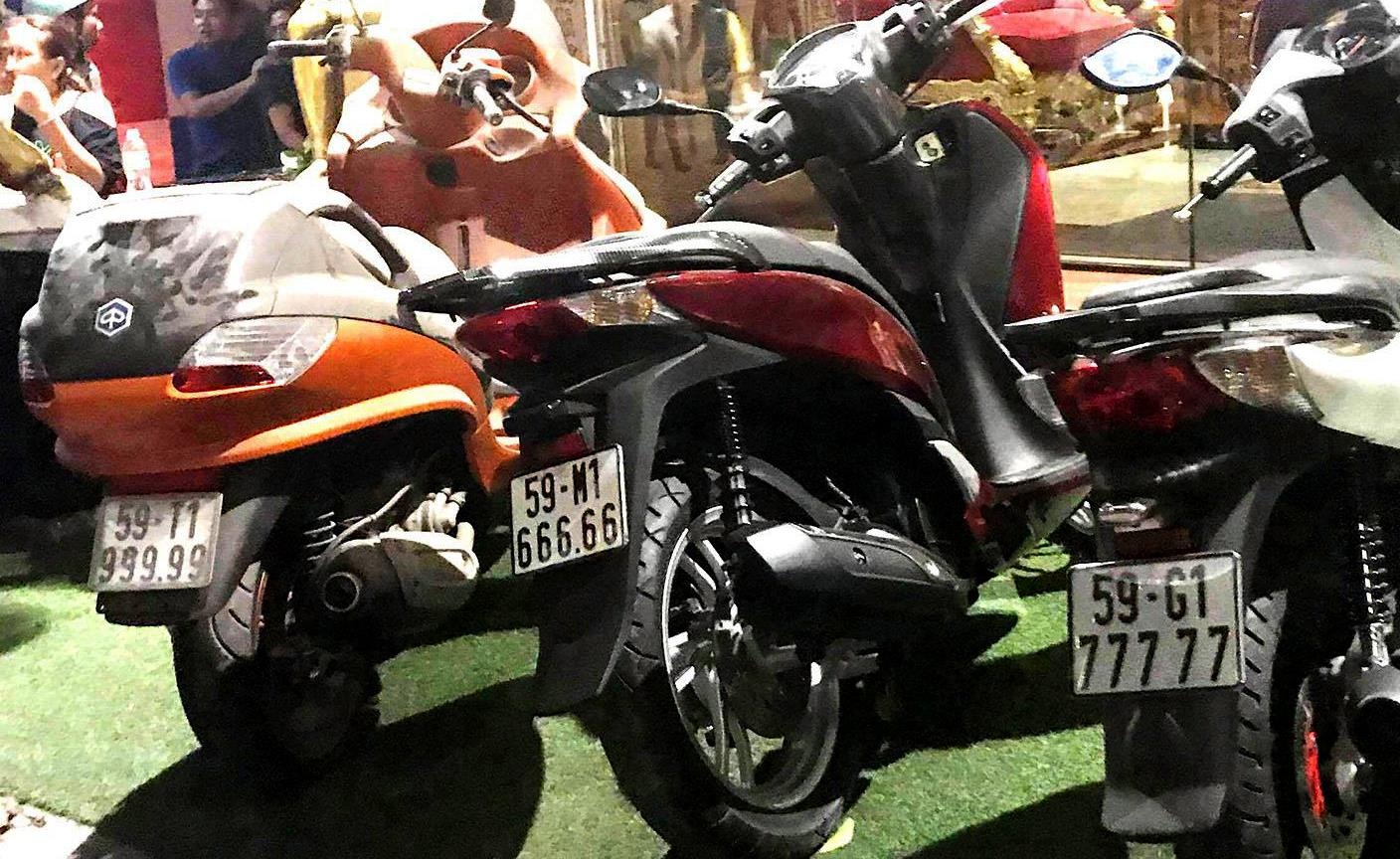 Tam giu dan xe tay ga bien so ngu quy cua Phuc XO hinh anh